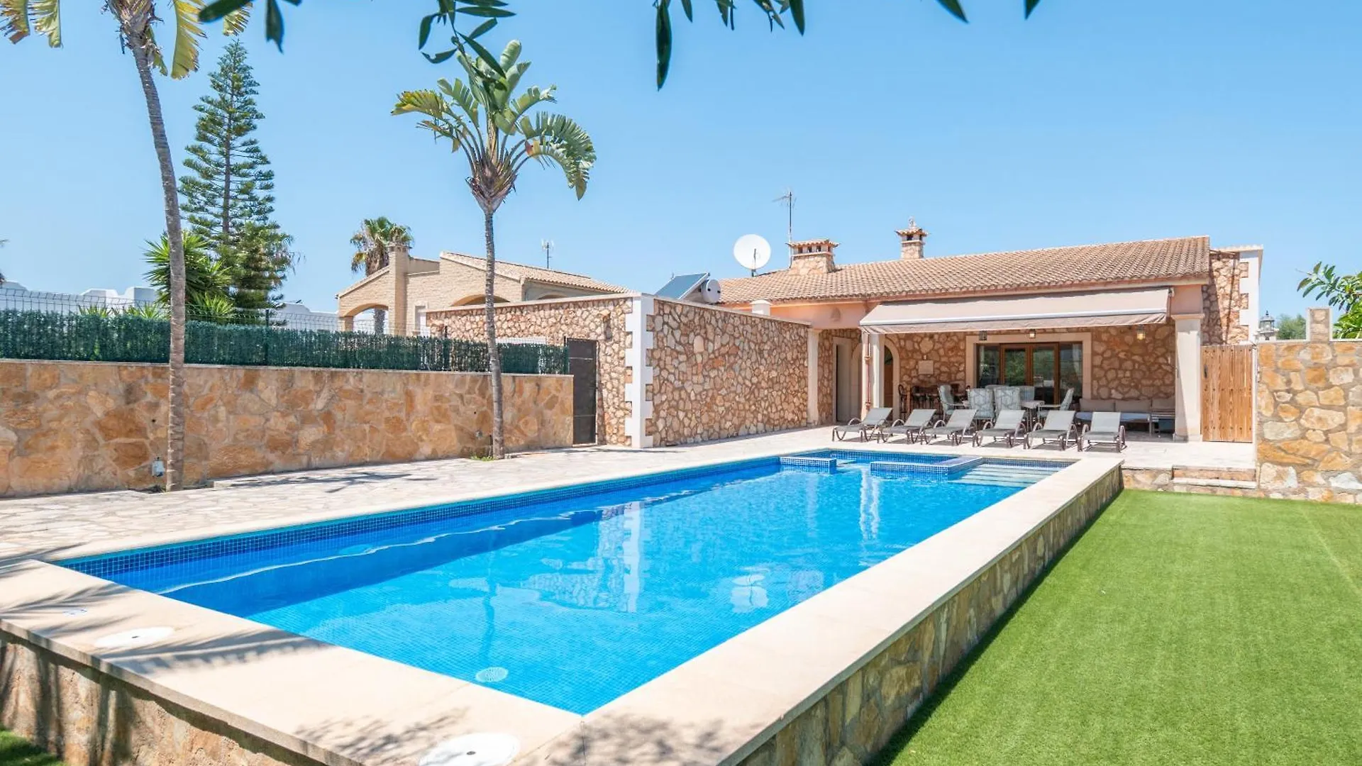 Leon Villa Puerto Colom