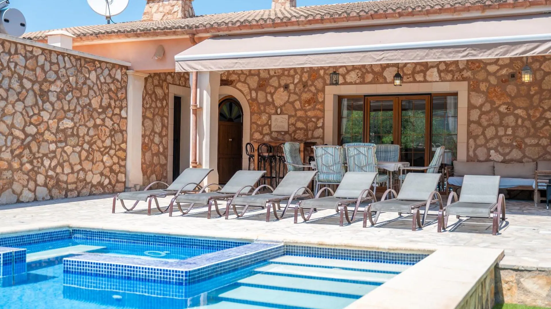 Leon Villa Puerto Colom Spanien